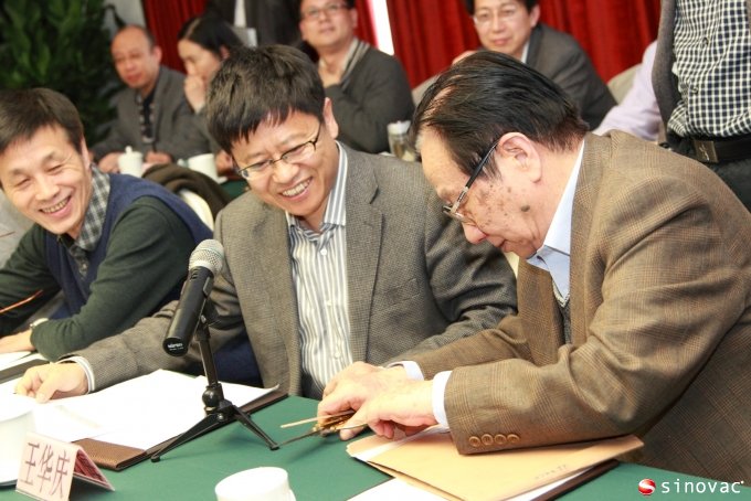 赵铠院士与数据安全委员会主席王华庆主任共同打开设盲信封